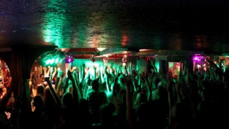 maui night club